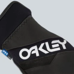 Oakley Factory Winter Mittens 2.0 5 Oakley Factory Winter Mittens 2.0 -Winter Sportswear FOS900523 02E dtl1