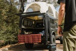 Slowtide Yukon Fleece Deken -Winter Sportswear YUKON RED LIFESTYLE2